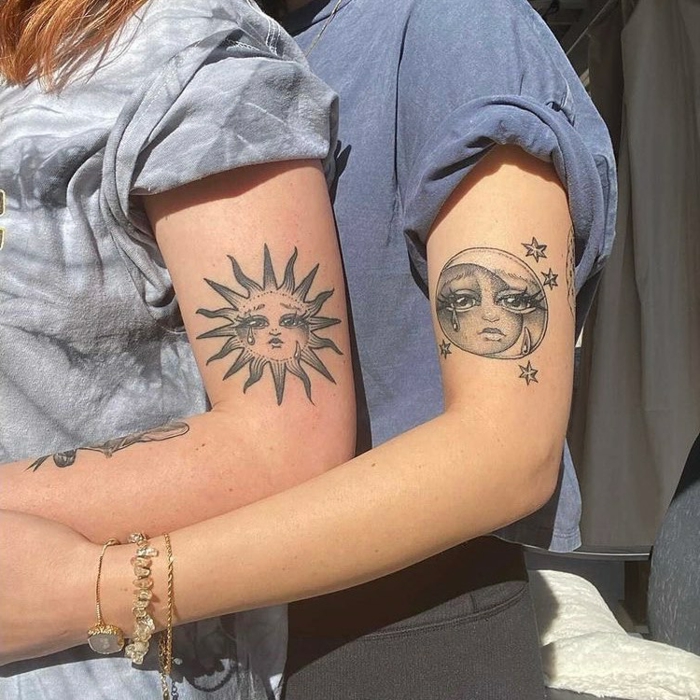 kreative tattoo ideen familie originelle designs sonne monde und sterne graue t shirts lässige outfits