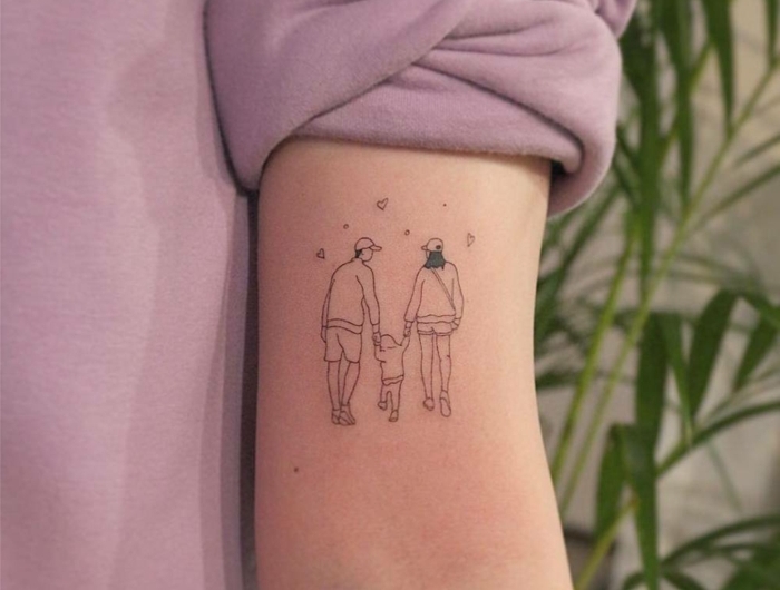 lila sweatshirt outfit tattoo von familie mit kind mama papa tattoo ideen persönliche tattoos inspo