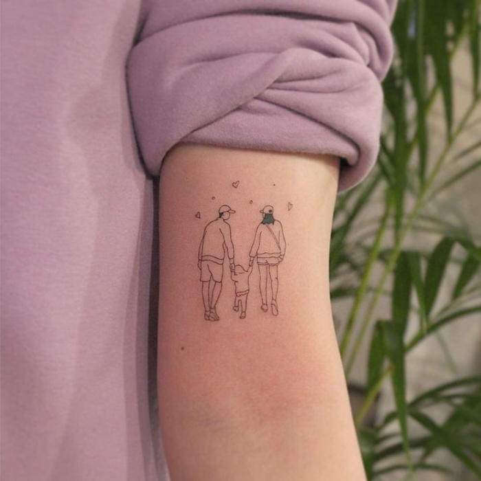 lila sweatshirt outfit tattoo von familie mit kind mama papa tattoo ideen persönliche tattoos inspo
