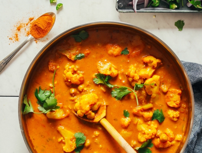 löffel aus holz blumenkohl rezepte ein blumenkohl curry mit kurkuma und ingwer
