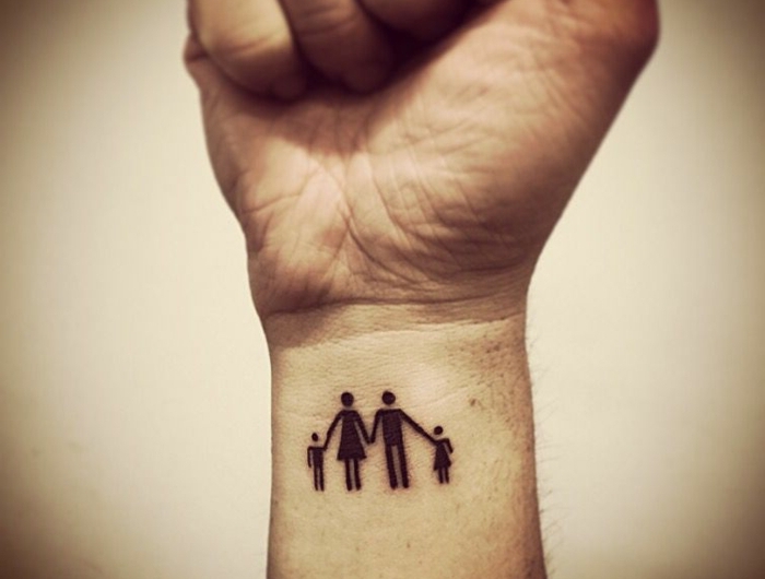 mama papa tattoo mit zwei kindern am arm familien tätowierungen ideen inspo