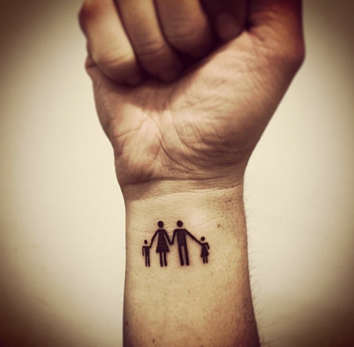 mama papa tattoo mit zwei kindern am arm familien tätowierungen ideen inspo
