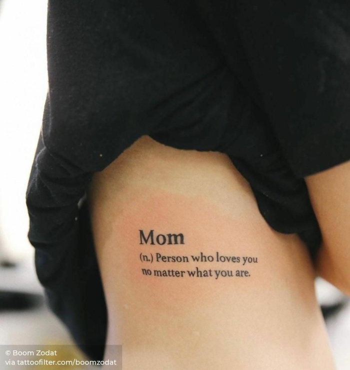 mama tochter tattoo persönliche tätowierungen inspiration schwarzes t shirt mom wort erkärung englisch