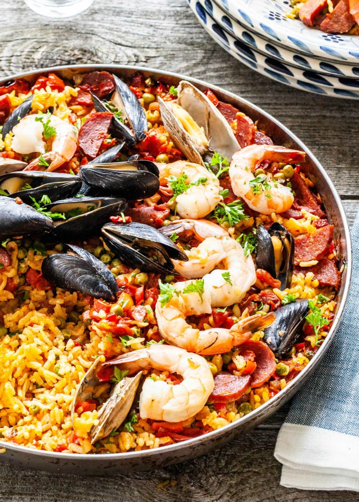 meeresfrüchte paella reis miesmuscheln und garnellen reisgerichte klassisch spanien abendessen kochen klassische speise spanisch