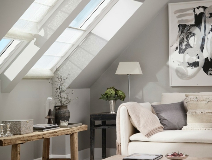 minimalistische einrichtung wohnzimmer neutrale farben beiges sofa abstraktes gemälde velux fenster einbauen tische aus holz