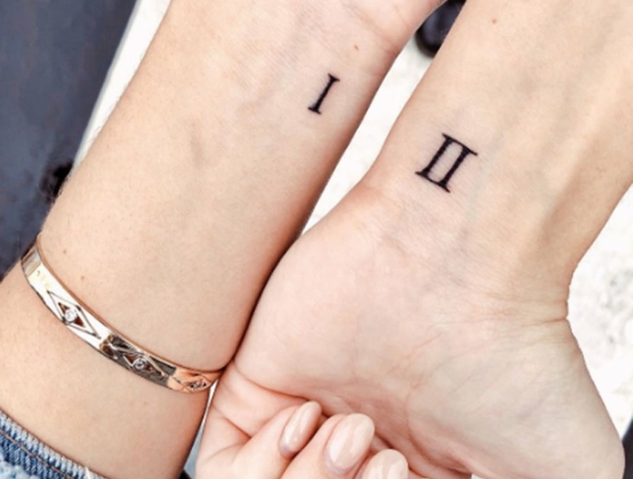 minimalistische ideen tattoo kinder geschwister römische zahlen eins und zwei tätowierung goldener armband