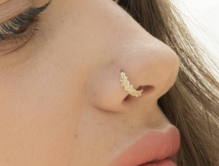 minimalistisches make up nasenring gold inspiration nostril peircing ideen dame mit braunen haaren piercings wichtige infos