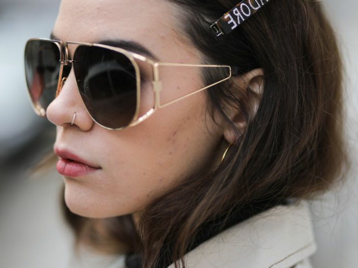 moderne schwarze sonnenbrillen braune haare dame nasenring gold elegante haarnadel street style inspiration