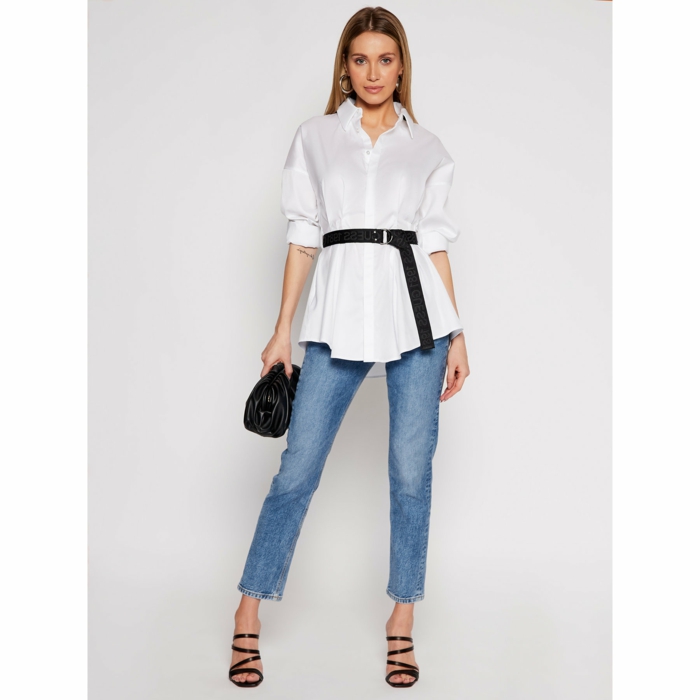 modernes outfit modetrends 2021 damen jeans und oversized hemd mit schwarzem gürtel mini schwarze tasche