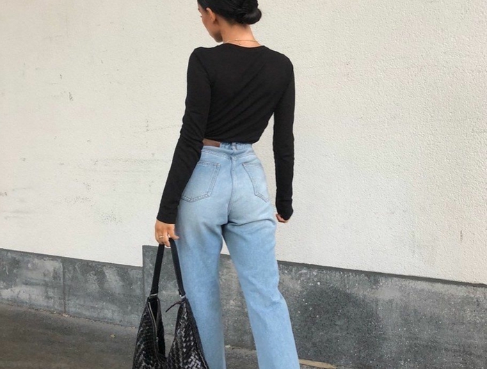 modernes outfit street style inspo jeans mit hohem bund schwarze elegante bluse dame mit hochgesteckten schwarzen haaren instagram baddie