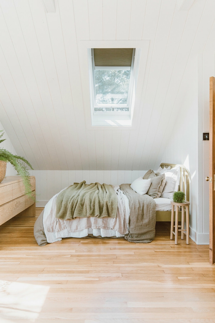 modernes schlafzimmer minimalistische einrichtung großes bett velux dachfenster einbauen informationen