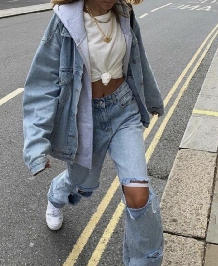 monochromes jeans on jeans outfit oversized weißes kurzes t shirt baddie outfits with ripped jeans mit hohem bund