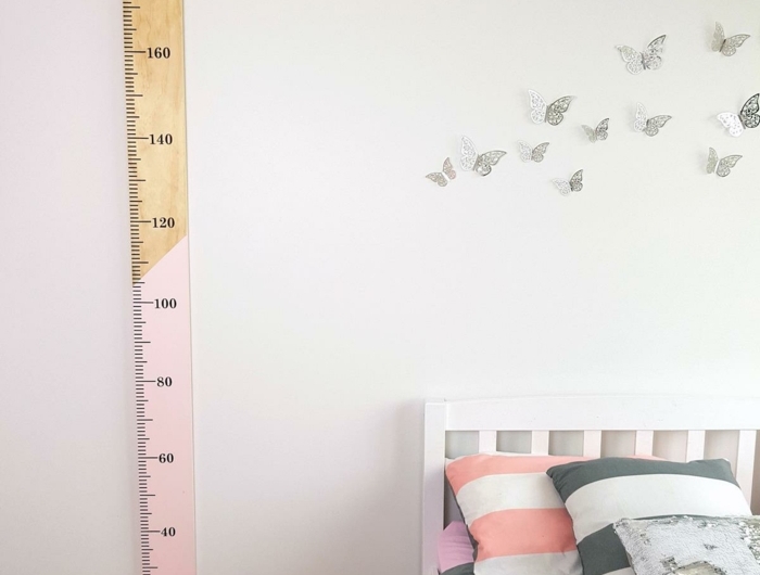 mädchenzimmer inneneinrichtung runder pinker teppich messlatte personalisiert deko vögel an die wand minimalistische einrichtung