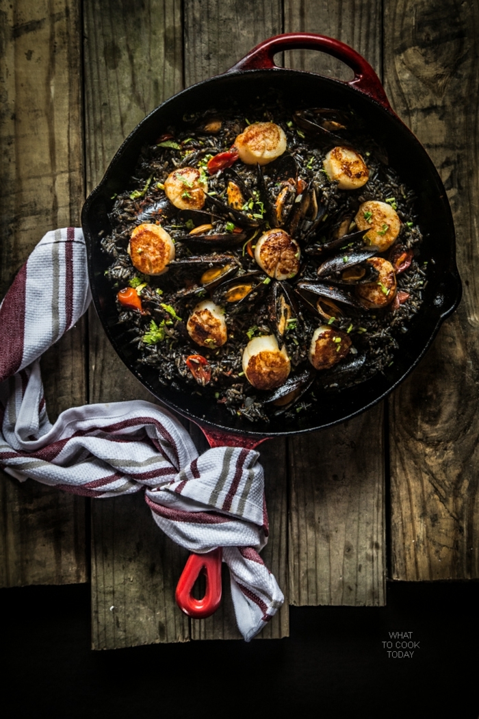 originelle abendessen ideen paella mit meeresfrüchten ideen holztisch weißes küchentuch kochen ideen rote pfanne