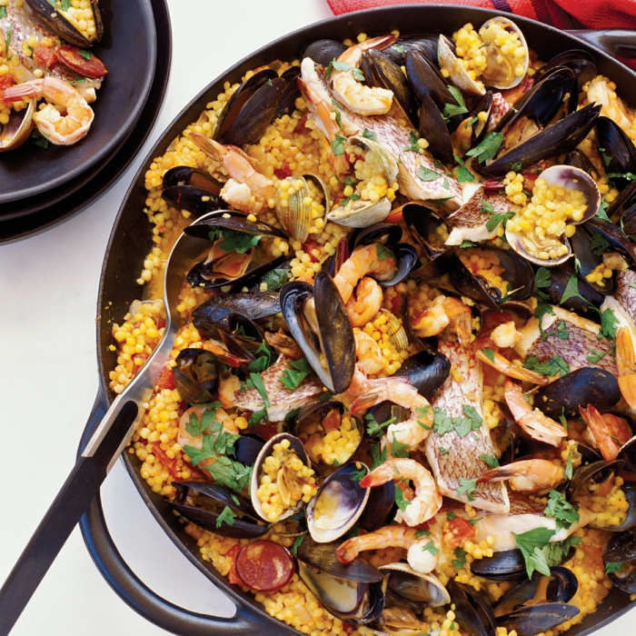 paella-reis-mit-meeresfrüchten-klassische-spanische-gerichte-zubereiten-leckeres-gesundes-essen