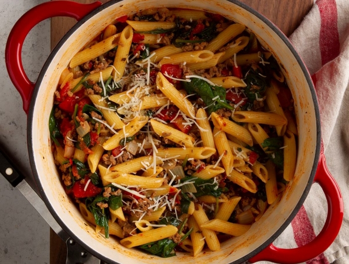 pasta mit gemüse mittagessen rotes topf rezepte für dutch oven weiß rotes tuch lecker kochen 2021