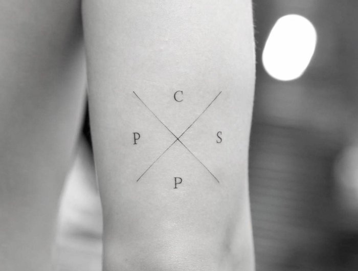 persönliche tätowierungen am arm tattoo familien initialen mit einem kreuz minimalistische buchstaben