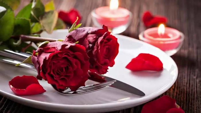 romantisches essen zu zweit rezepte valentinstag essen 3 gänge menü valentinstag ideen weißes teller rosen rezepte für verliebte