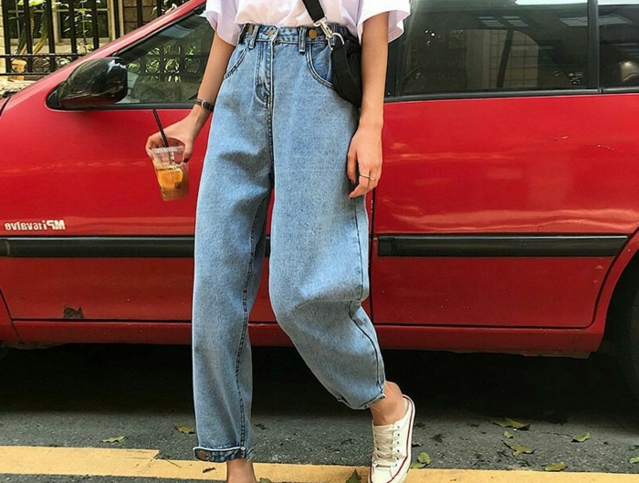 rotes auto casual outfit street style inspi jeans mit hohem bund weißes oversized t shirt retro grunge aesthetic converse sneakers