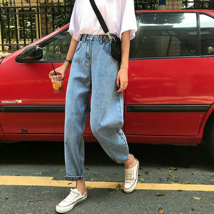 rotes auto casual outfit street style inspi jeans mit hohem bund weißes oversized t shirt retro grunge aesthetic converse sneakers