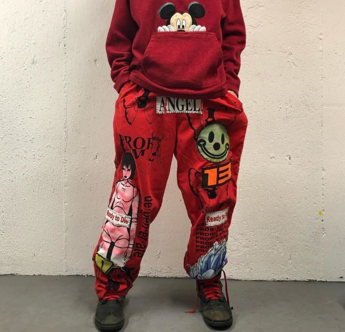 rotes ästhetic outfit cyber gothis fashion sweatshirt mit mickey mouse baddie outfits inspiration 