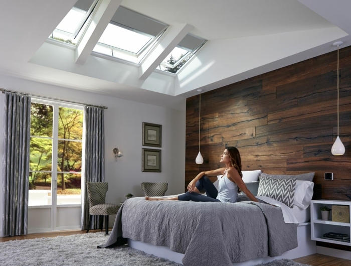 schlafzimmer einrichtung modern velux fenstergrößen wand mit holzmuster großes bett minimalistische innenausstattung inspiration