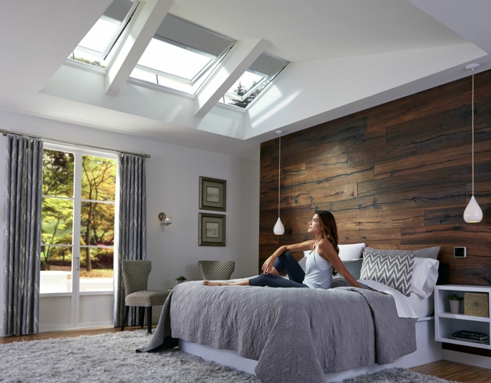 schlafzimmer einrichtung modern velux fenstergrößen wand mit holzmuster großes bett minimalistische innenausstattung inspiration