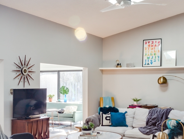 schwarz weißer teppich stylish eingerichtetes wohnzimmer mit holzakzenten velux austauschfenster runder kaffeetisch weißes ecksofa
