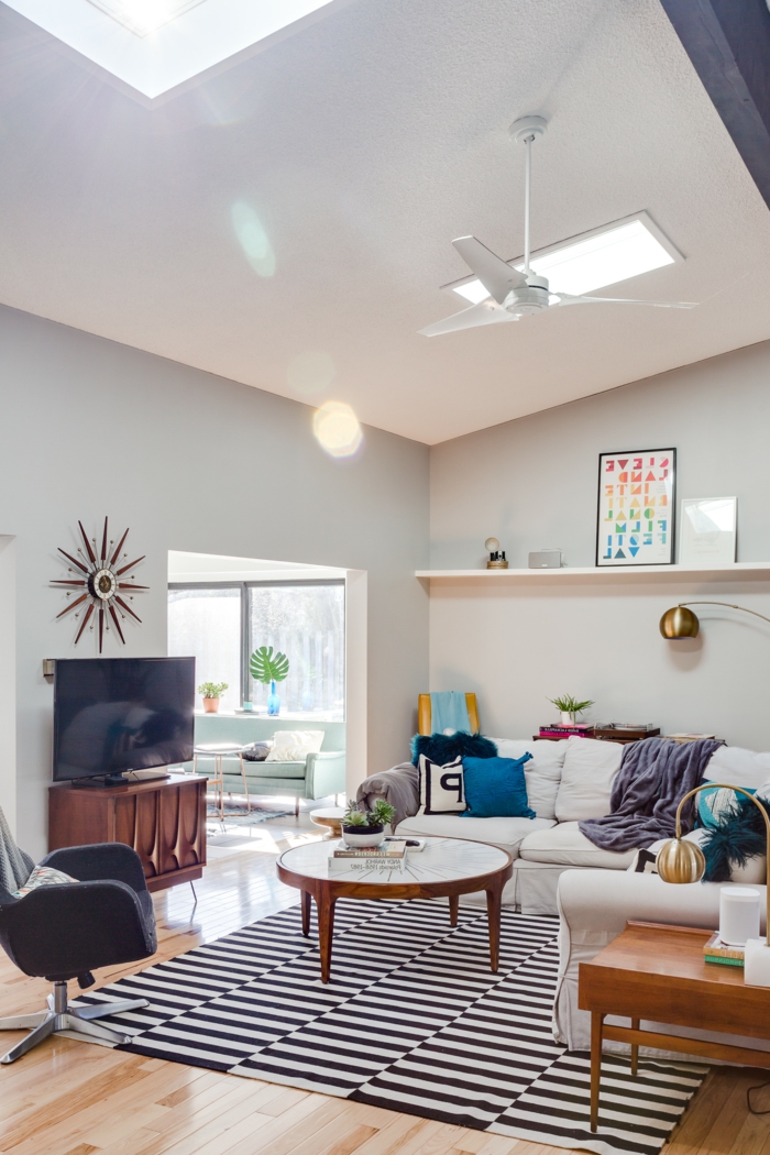 schwarz weißer teppich stylish eingerichtetes wohnzimmer mit holzakzenten velux austauschfenster runder kaffeetisch weißes ecksofa
