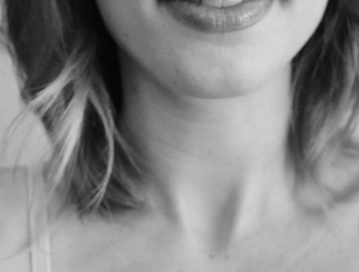 schwarz weißes foto frau mit kurzen haare nasenpiercing stecker zwei piercings auf der nase ideen inspo