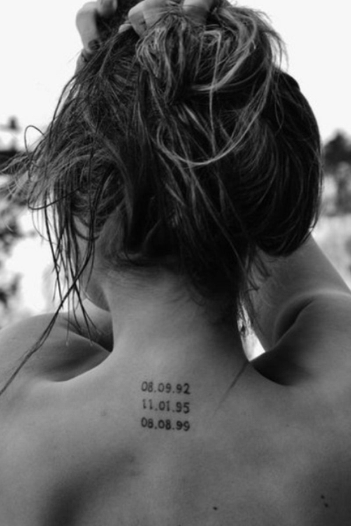 schwarz weißes foto geburtsdatum tattoo am nacken drei geburtstagsdaten frau mit langen haaren