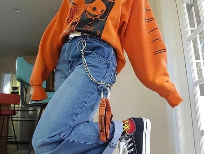 schwarze converse sneakers weite jeans mit kette oranges oversized sweatshirt retro grunge aesthetic
