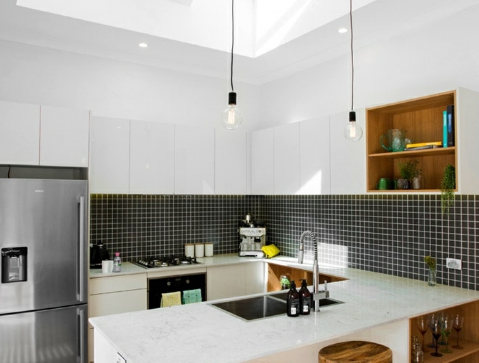 schwarze fliesen kleine moderne küche barstühle aus holz und metall dachfenster austauschen kosten großer kühlschrank weiße schränke