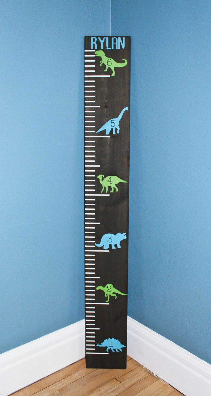 schwarze messlatte personalisiert mit namen abgebildete dinosaurier in blau und grün kinderzimmer junge einrichtung