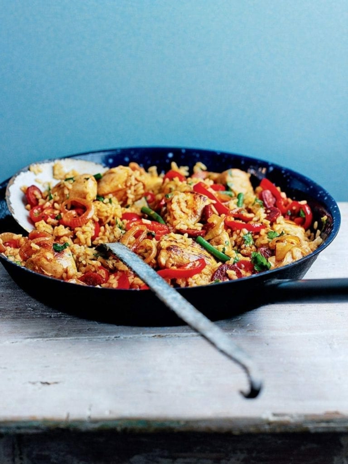schwarze pfanne spanisches reisgericht mit gemüse paella rezept einfach zum abendessen kochen 2021