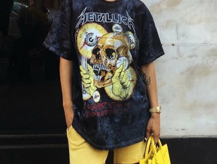 schwarzes metallica t shirt xxl baddie outfits with ripped jeans gelbe kleine gelbe tasche stylishe outfit ideen und inspiration