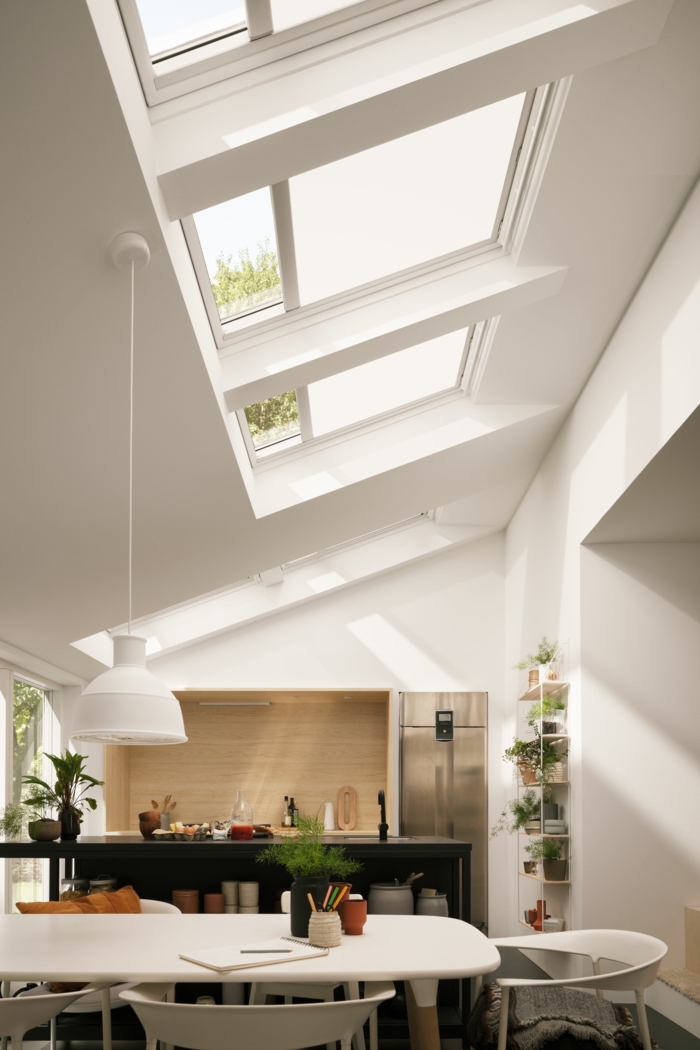 schöne küche mit insel weißer tisch mit stühle hängende lampe velux austauschfenster dekoration grüne pflanzen inspo