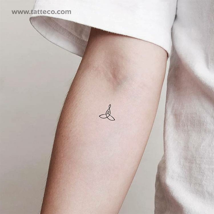 schönes minimalistisches symbol für familie tattoo inspiration und ideen oversized weißes t shirt