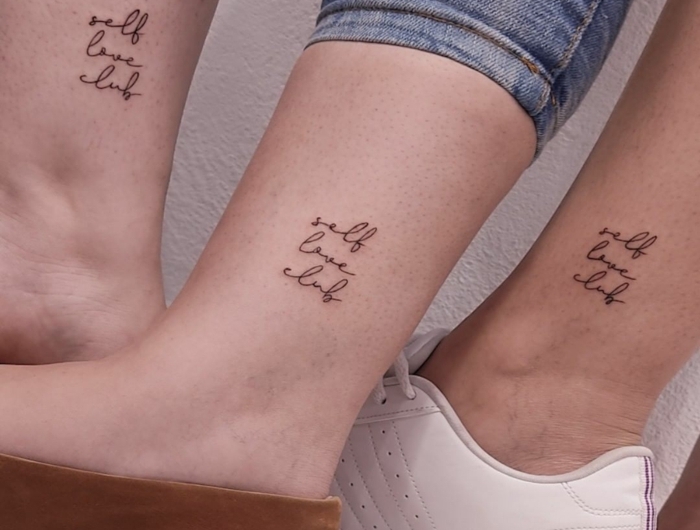 self love club tattoo am fuß mutter kind tattoo mit inspirierendem spruch weiße sneakers braune ballerinas