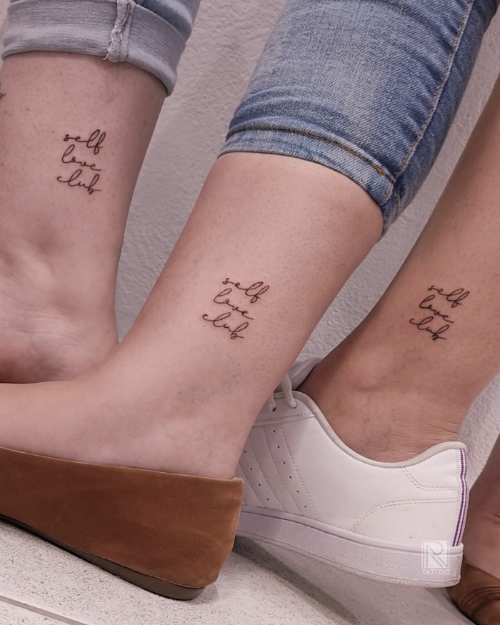 self love club tattoo am fuß mutter kind tattoo mit inspirierendem spruch weiße sneakers braune ballerinas