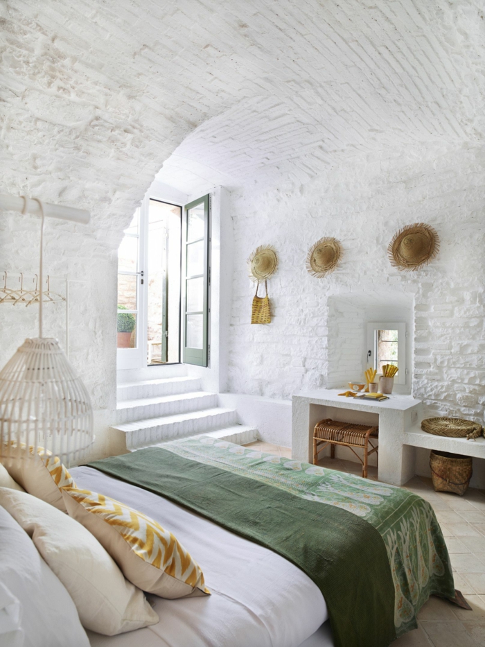 souterrain wohning weniger wert schlafzimmer im keller souterrain fenster weiße wände doppelbett licht