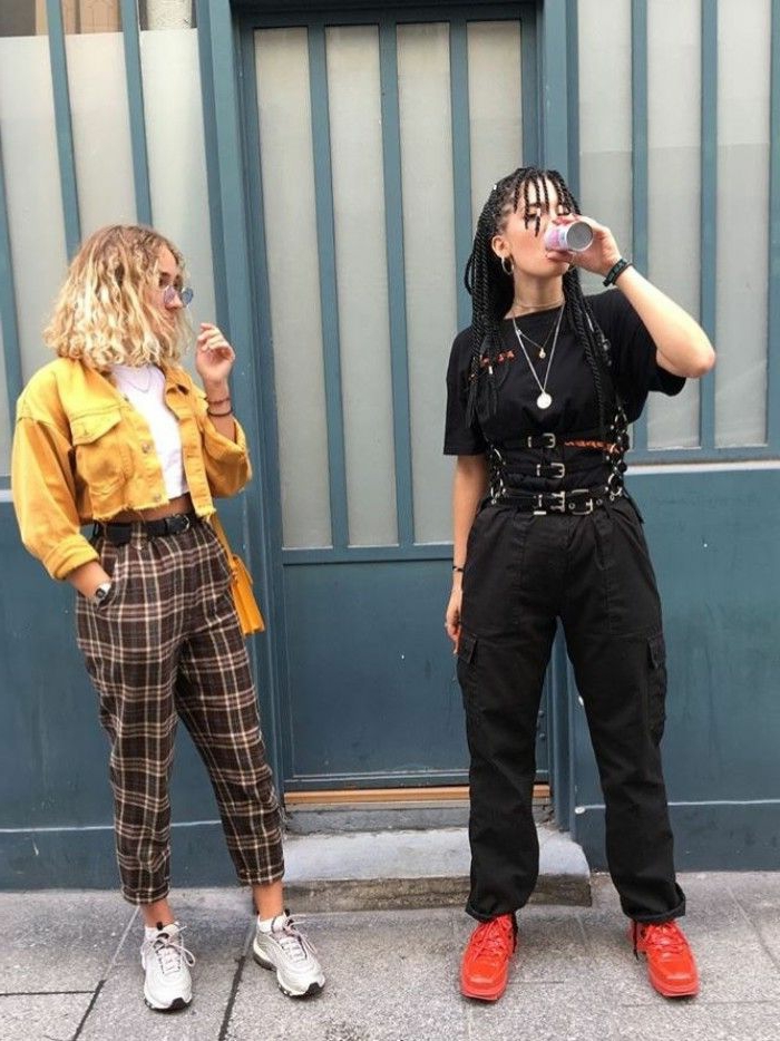 street style inspo retro grunge aesthetic schwarzes outfit rote sneakers karierte hose gelbe lederjacke weiße sneakers inspo street style