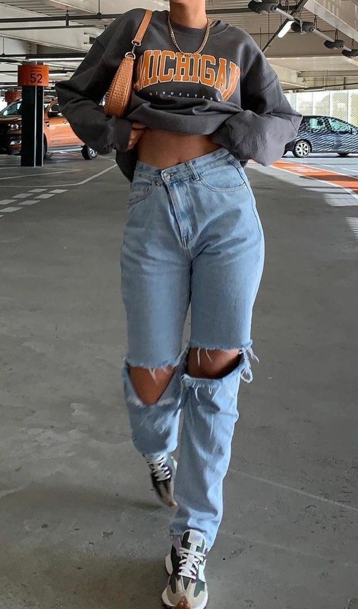 style inspiration gerippte jeans mit hohem bund graues sweatshirt mit print weiße sneakers cooles outfit baddie aesthetic street style inspo