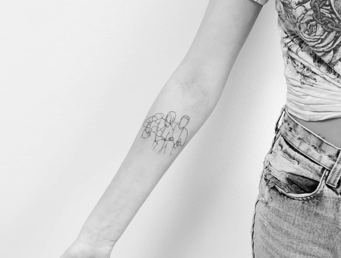 super kreative ideen für kind mama papa tattoo am arm schwarz weißes foto familienporträt tätowierung inspiration