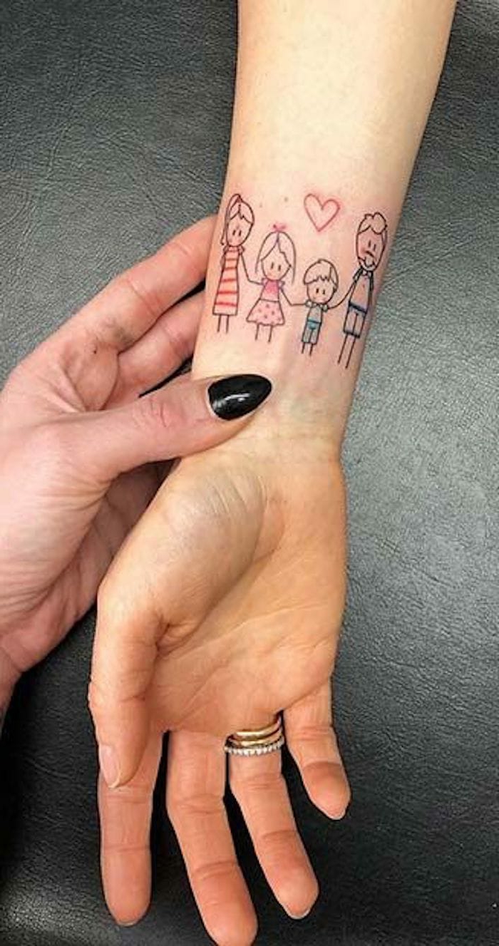 süße inspiration tattoos ideen familie farbige tätowirung von einer familie mit zwei kindern kleines herz mama papa tattoo