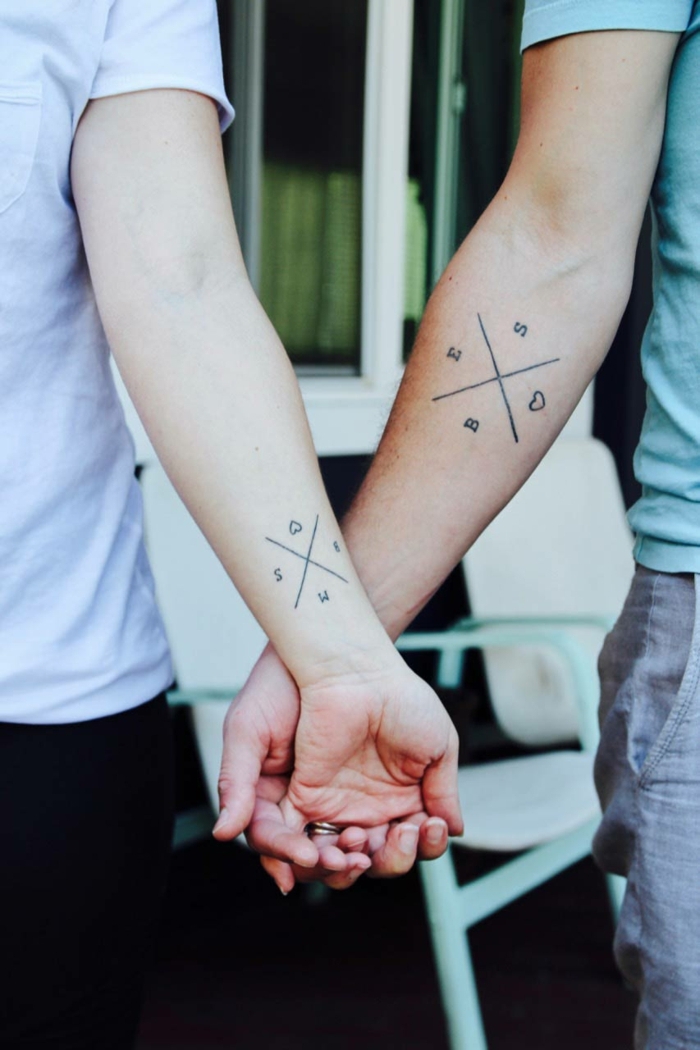 tattoo familien initialen mit kleinem herz tätowierungen am arm personen halten hände
