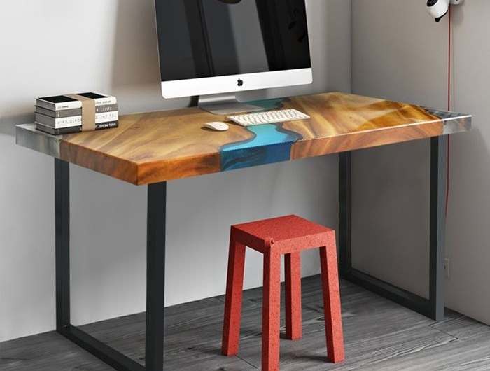 tisch mit harz schreibtisch aus massivholz und epoxidharz arbeitszimmer einrichten einzigartige möbel