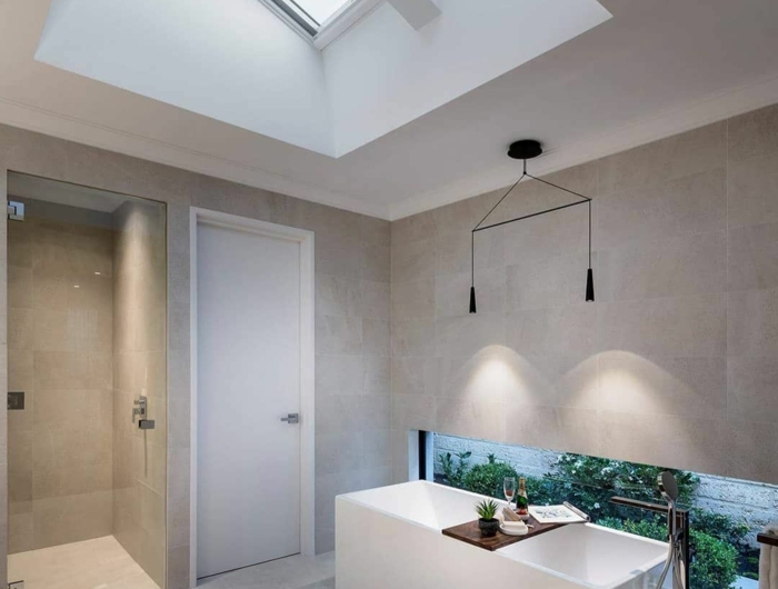 traditionelles badezimmer mit badewanne minimalistische einrichtung neutrale farben velux austauschfenster