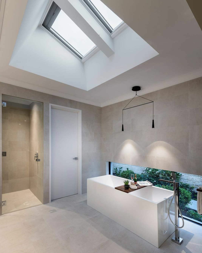 traditionelles badezimmer mit badewanne minimalistische einrichtung neutrale farben velux austauschfenster 