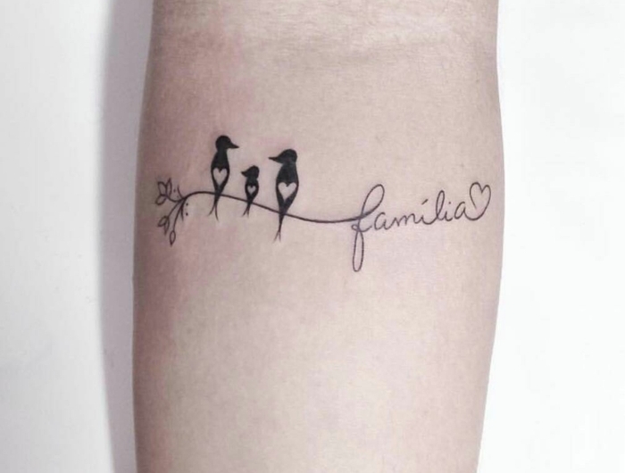 tätowierung vögel auf einem ast mit dem wort familia minimalistische ideen symbol für familie tattoo
